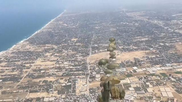 8月1日，西班牙军机向加沙地带空投人道主义援助物资（视频截图）。 新华社/路透