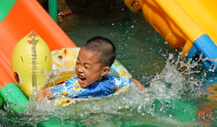 2025年8月3日，游客在成都市双流区黄龙溪镇欢乐田园戏水纳凉。