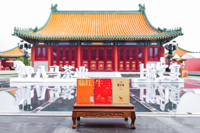 图为活动现场三大名茶产品亮相
