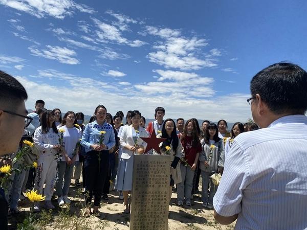 兰州战役沈家岭战斗遗址，兰州大学马克思主义学院副教授李晓莉与实践学生们共同为王学礼烈士献花。受访者供图