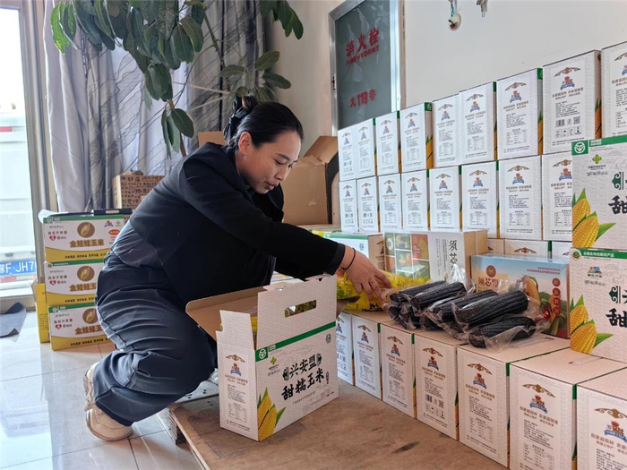 郭丽丽打包甜糯玉米。（资料图）