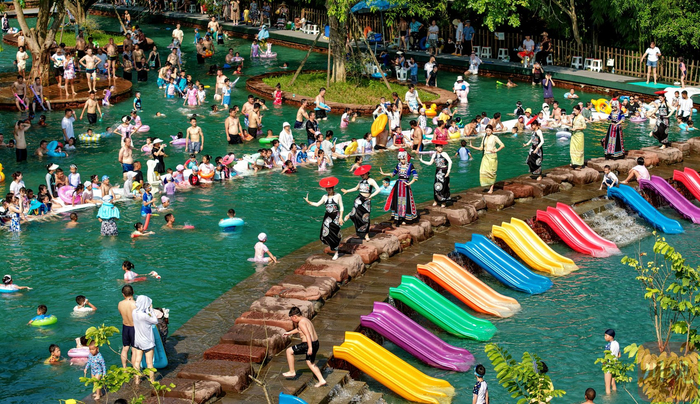 2025年8月3日，游客在成都市双流区黄龙溪镇欢乐田园戏水纳凉。