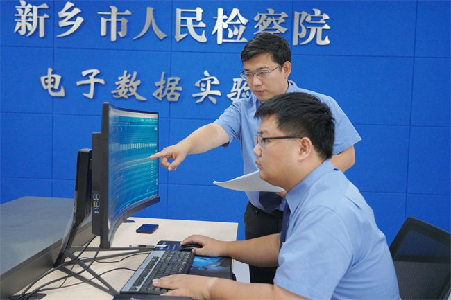 日前，新乡市检察院检察技术团队利用专业设备对涉案电子数据进行取证。