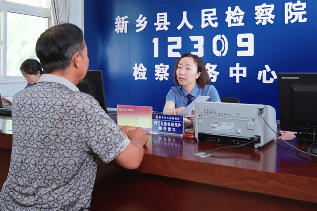 6月20日，一起案件当事人家属到河南省新乡县检察院12309检察服务中心咨询相关法律问题。