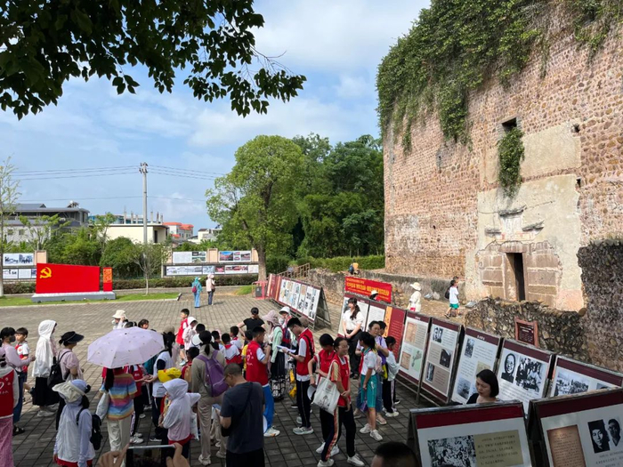 在历经风云的红色遗址前，讲解员带领百余名当地干部群众、少年儿童沉浸式重温红色记忆。