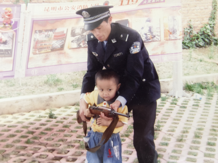 △父亲罗光勇带罗钧龄参加警营开放日。