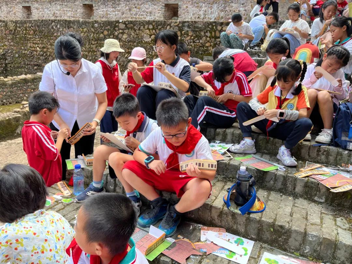 孩子们在百年红围中亲手制作中共粤北省委五里亭旧址建筑模型。