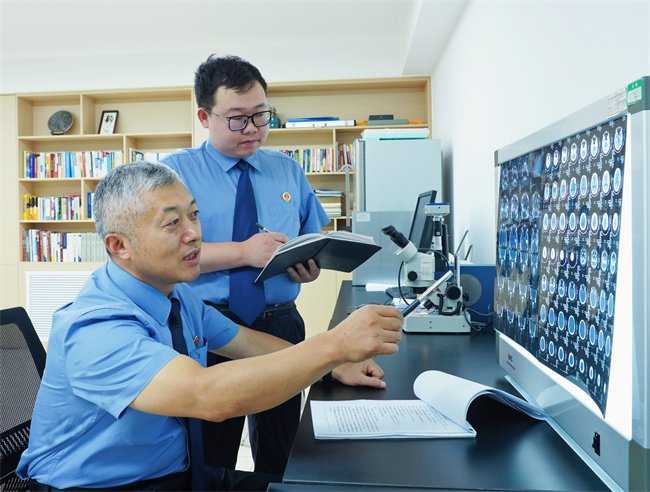 近日，新乡市检察院检察技术信息部门对案件相关病例资料进行技术性证据审查。