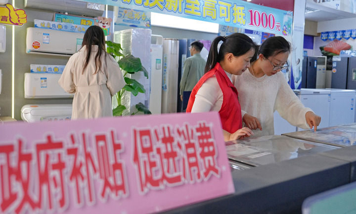 2025年5月2日，消费者在江苏省海安市墩头镇一家商场选购补贴家电。新华社发（周强 摄）