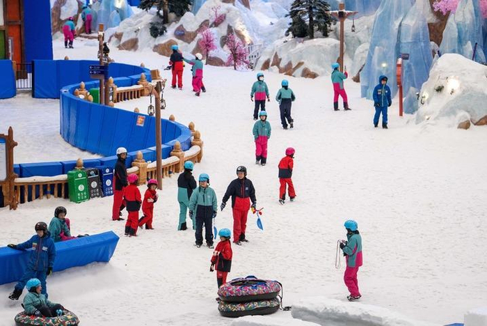 游客在长沙湘江欢乐城欢乐雪域游玩（7月17日摄）。新华社记者 陈思汗 摄