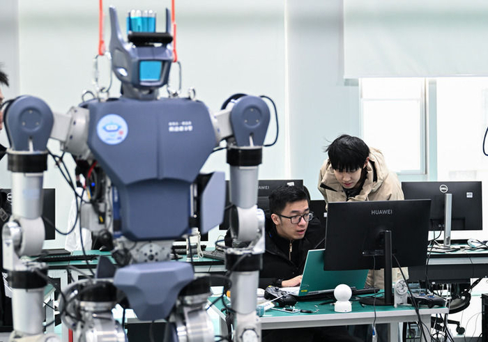 2025年2月24日，武汉格蓝若智能技术股份有限公司的研发团队成员在调试人形机器人。新华社记者 杜子璇 摄