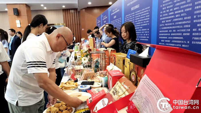 　　8月2日，2025年“台商台青走晋来”阳泉专场活动会场上，当地企业进行特色产品推介。（中国台湾网记者 李宁 摄）
