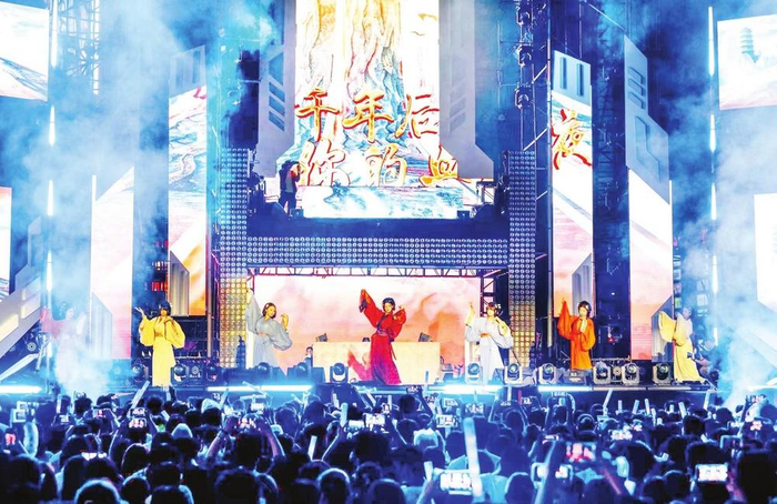         7月27日，美乐城电音节现场，节目《赵国    公主DJ》正在上演。　　　　李勇摄