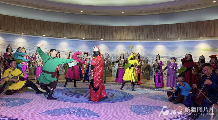 博湖县蒙古族非物质文化遗产传承保护中心的演员和民间艺人在表演舞蹈。天山网-新疆日报记者 赵梅摄