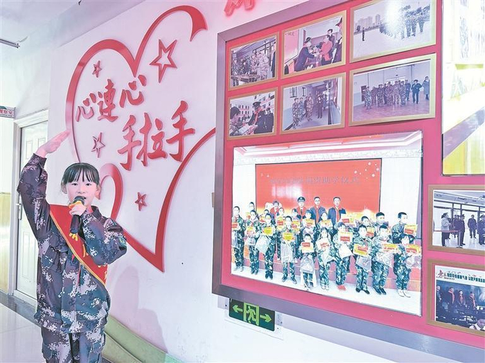 以“国防教育”为主题的走廊文化。 本报记者 王宥力 摄