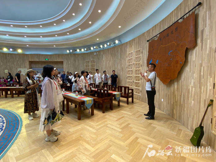 近日，“高质量发展看新疆”网络主题活动团队走进博湖县蒙古族非物质文化遗产传承保护中心。天山网-新疆日报记者 赵梅摄