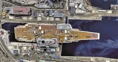 资料图：维修中的俄罗斯“库兹涅佐夫海军元帅”号航母（来源：中国国防报）