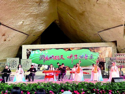     温岭长屿硐天民乐团为游客演奏 作者供图