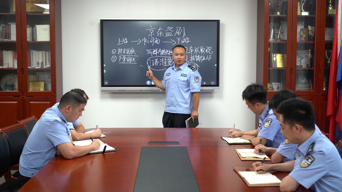 青年民警对京东盗刷案件开展研判讨论 上海市公安局供图