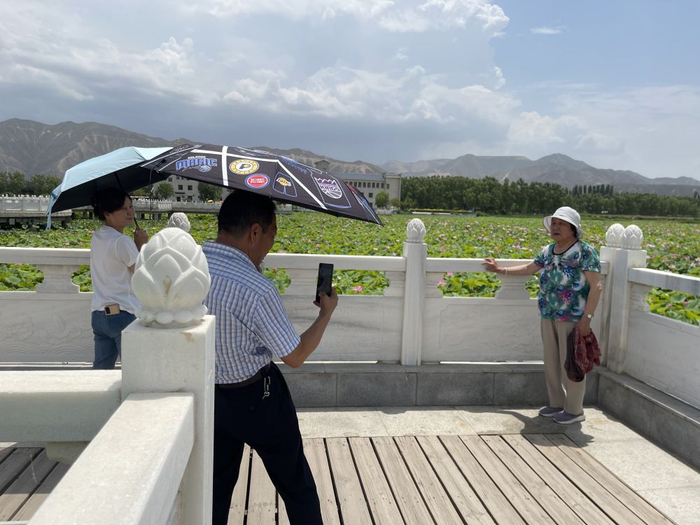 来白银水川湿地公园游玩的游客正在拍照留念。新华社记者 程楠 摄