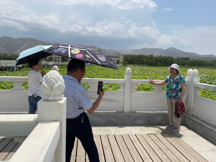 来白银水川湿地公园游玩的游客正在拍照留念。新华社记者 程楠 摄