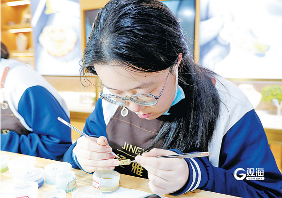 青岛经济职业学校的学生在制作首饰。
