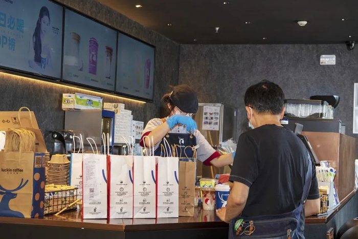 2025年6月21日，瑞幸咖啡luckin coffee某门店/图源：视觉中国