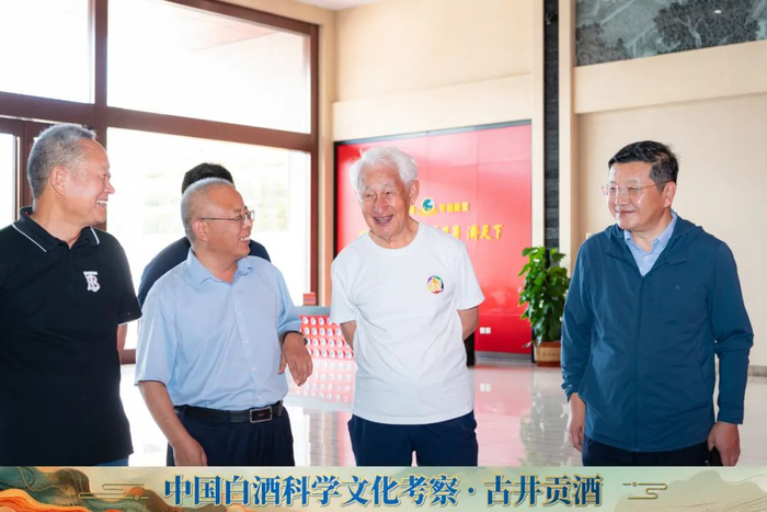 ▎季克良（右二）在中国白酒科学文化考察行的调研过程中开展交流。摄影@好酒地理局