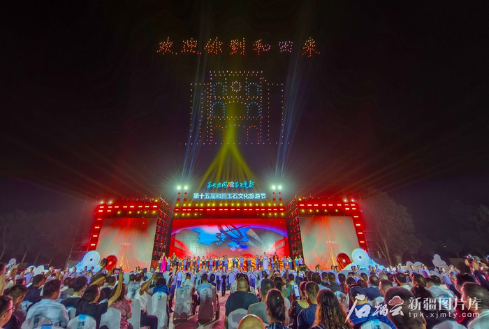 千架无人机点亮和田夜空为玉石文化旅游节添彩。 许晓龙摄
