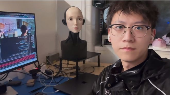 首形科技创始人胡宇航和人脸机器人"Emo"，图片来自胡宇航（U航）抖音视频