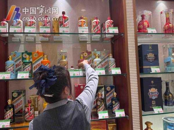 宁波一家烟酒商店内的现货“蛇茅”