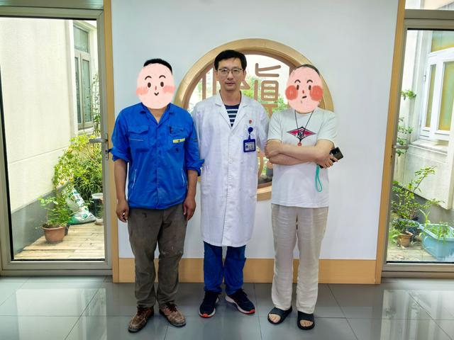 孙彦俊与患者合照。受访者供图