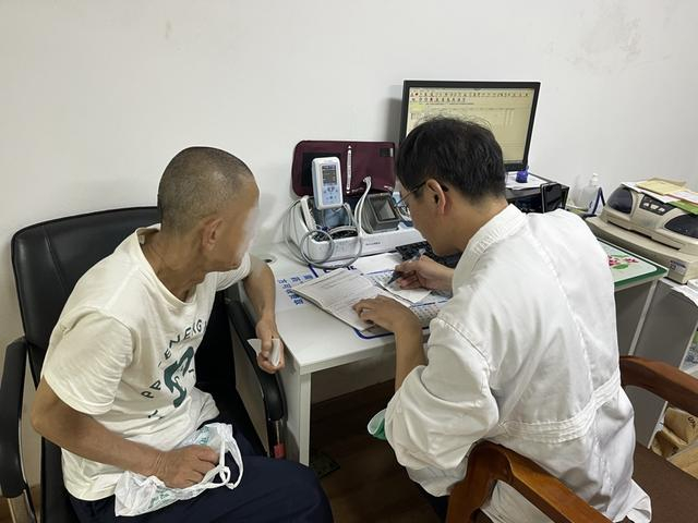 孙彦俊为患者看病。李昂 摄