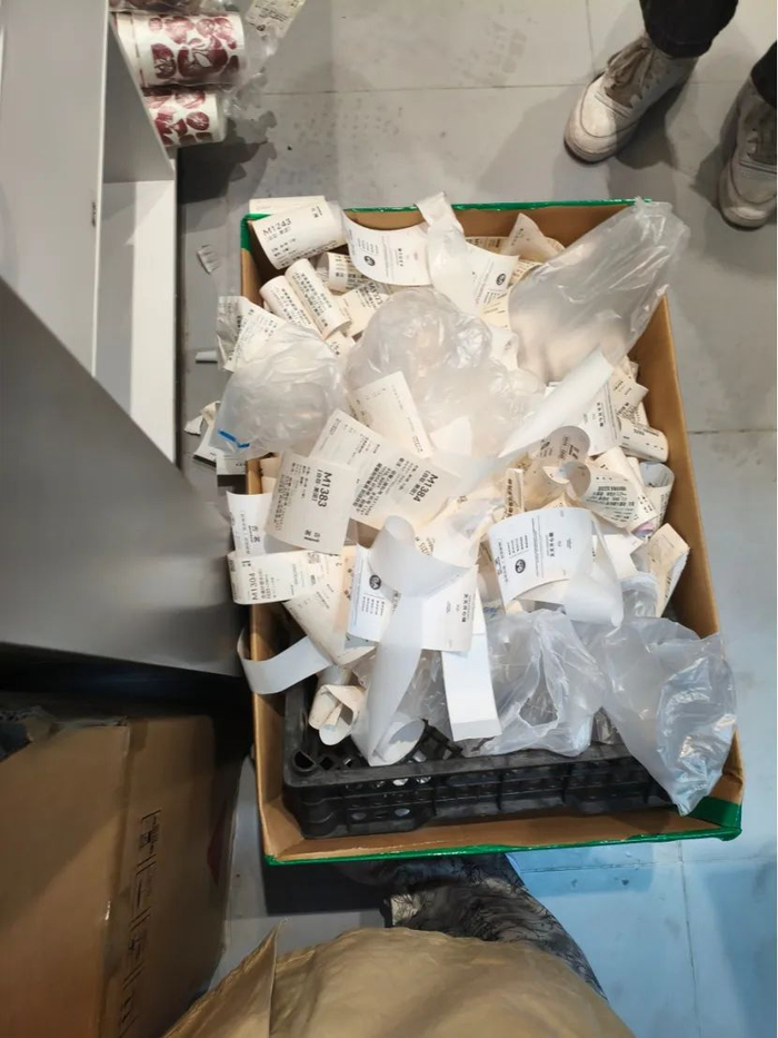爆单之后的小票，多到要用箱子装起来/受访者供图