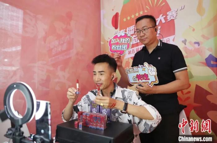  主播直播销售枸杞口红。中新网记者 于晶 摄