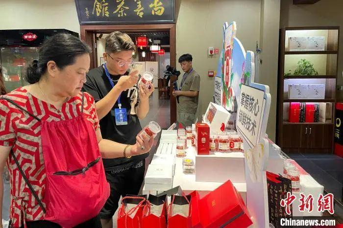   游客选购枸杞产品。中新网记者 李佩珊 摄 