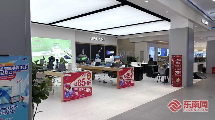 家电卖场推出3C数码产品促销活动。