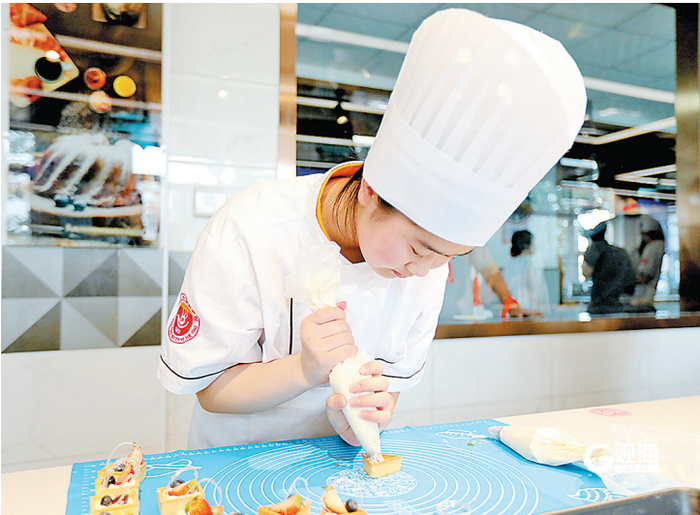 青岛烹饪职业学校的学生在制作糕点。