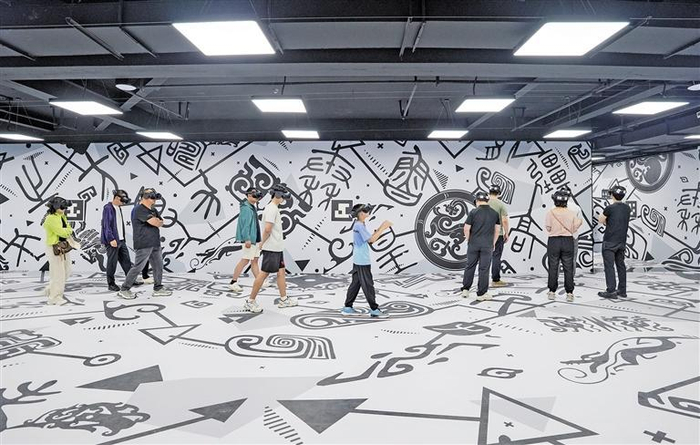 7月30日，市民游客在沉浸式体验《帝国密码——秦始皇陵》XR项目。 受访者供图