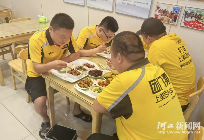 外卖员在社区食堂吃饭