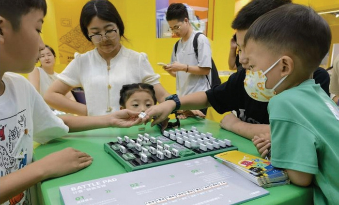 　　图为小朋友在体验益智玩具。