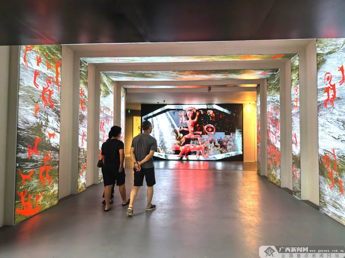 游客穿过裸眼3D光影通道。