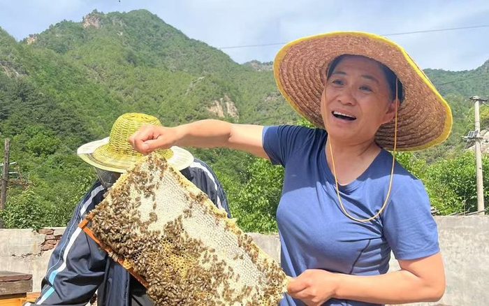2024年7月，尹春燕带领村里人摇蜂蜜。受访者供图