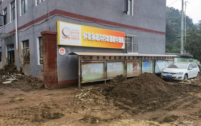 8月2日，孙胡沟村村委会对面的老年驿站前仍是一片狼藉。暴雨期间，这里为转移安置村民提供餐饮。新京报记者 周怀宗 摄