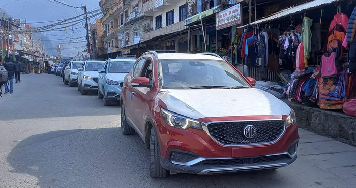 尼泊尔街道上行驶的中国新能源车（图片来源：中国驻尼泊尔大使馆）