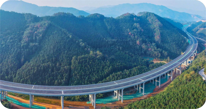 图为连山至贺州高速公路（广西段）公罗口大桥。