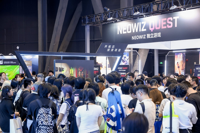 （图：观众正在排队试玩游戏）