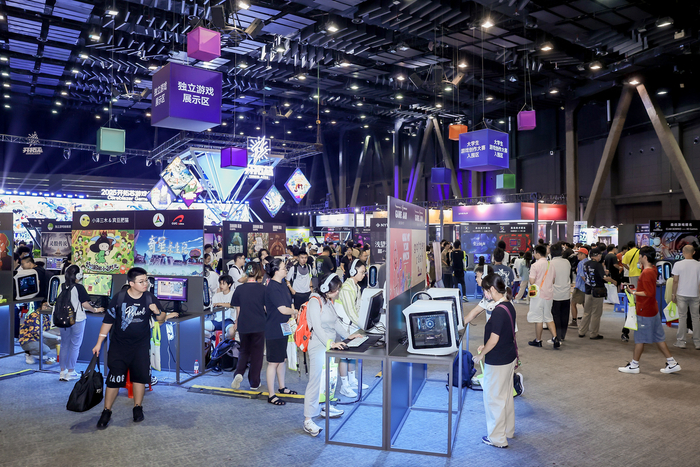 （图：观众正在排队试玩游戏）