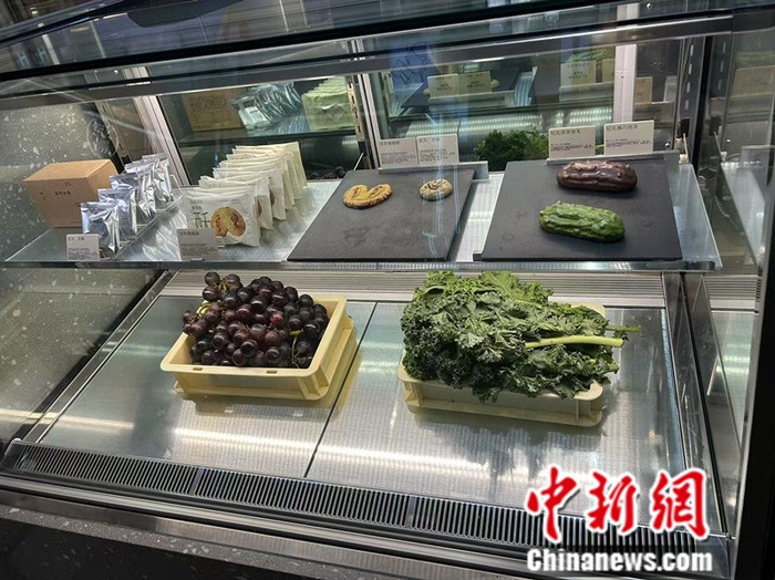   一喜茶门店的玻璃柜台内摆放着羽衣甘蓝等食材。 赵方园 摄