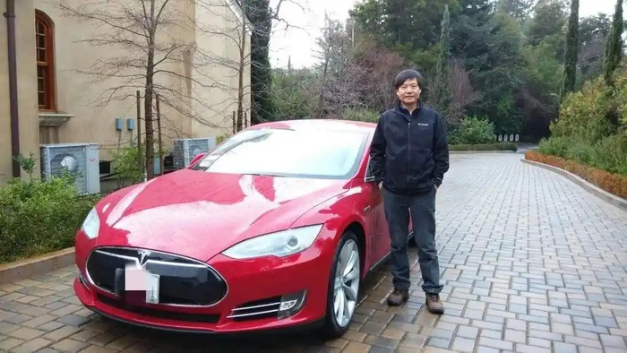 雷军与当年的特斯拉 图源：百度百家号
